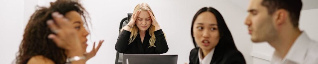Delavci, ki so pod stresom na delovnem mestu.