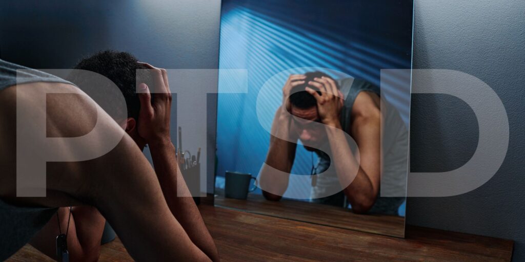 PTSM se lahko pojavi po hudih travmatičnih dogodkih, kot so naravne nesreče, vojne, nasilni zločini ali prometne nesreče.